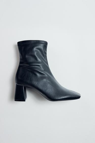 Порно анасы қызына куннилингус береді