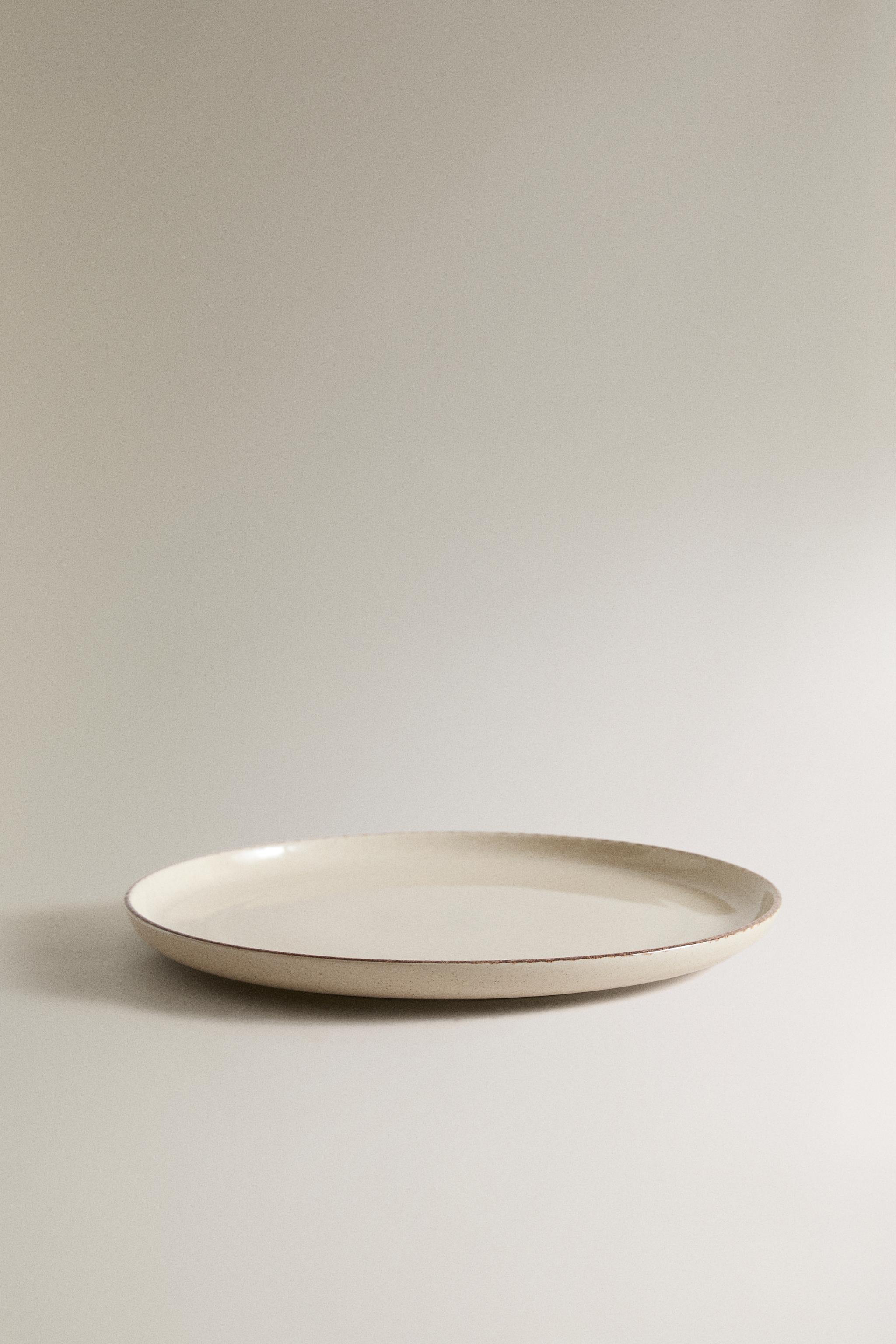 STONEWARE DINNER PLATE WITH AGED RIM
