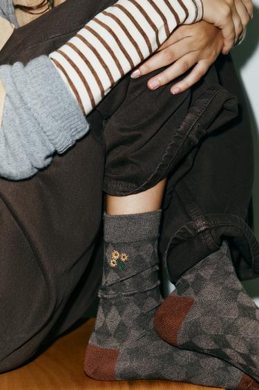 EMBROIDERED ARGYLE SOCKS - Brown / Taupe by Zara
