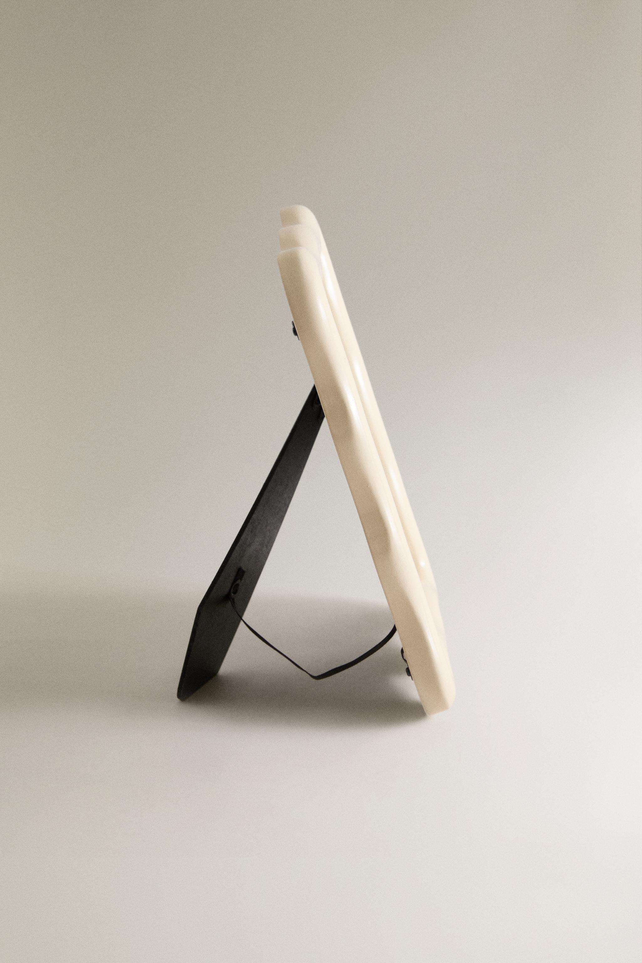 WAVY WOODEN PICTURE FRAME — White
