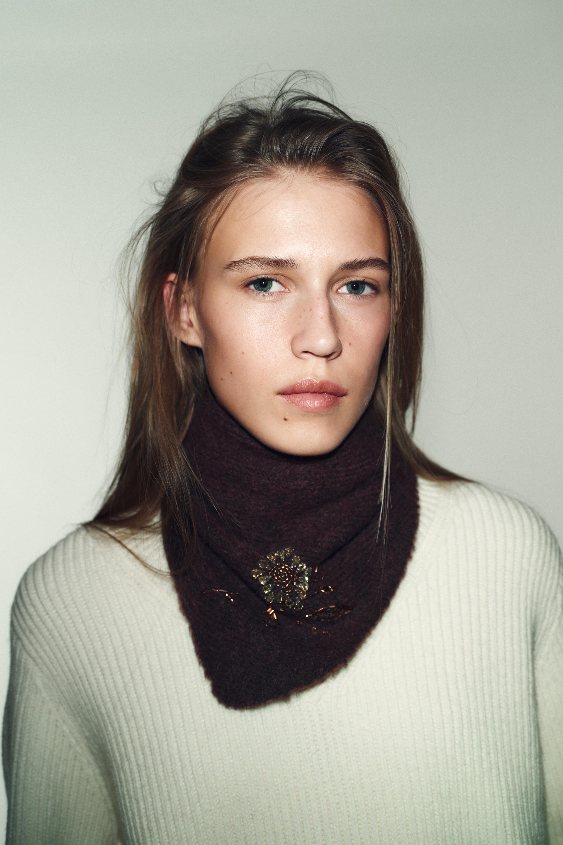 Knit Bandana With Floral Beading