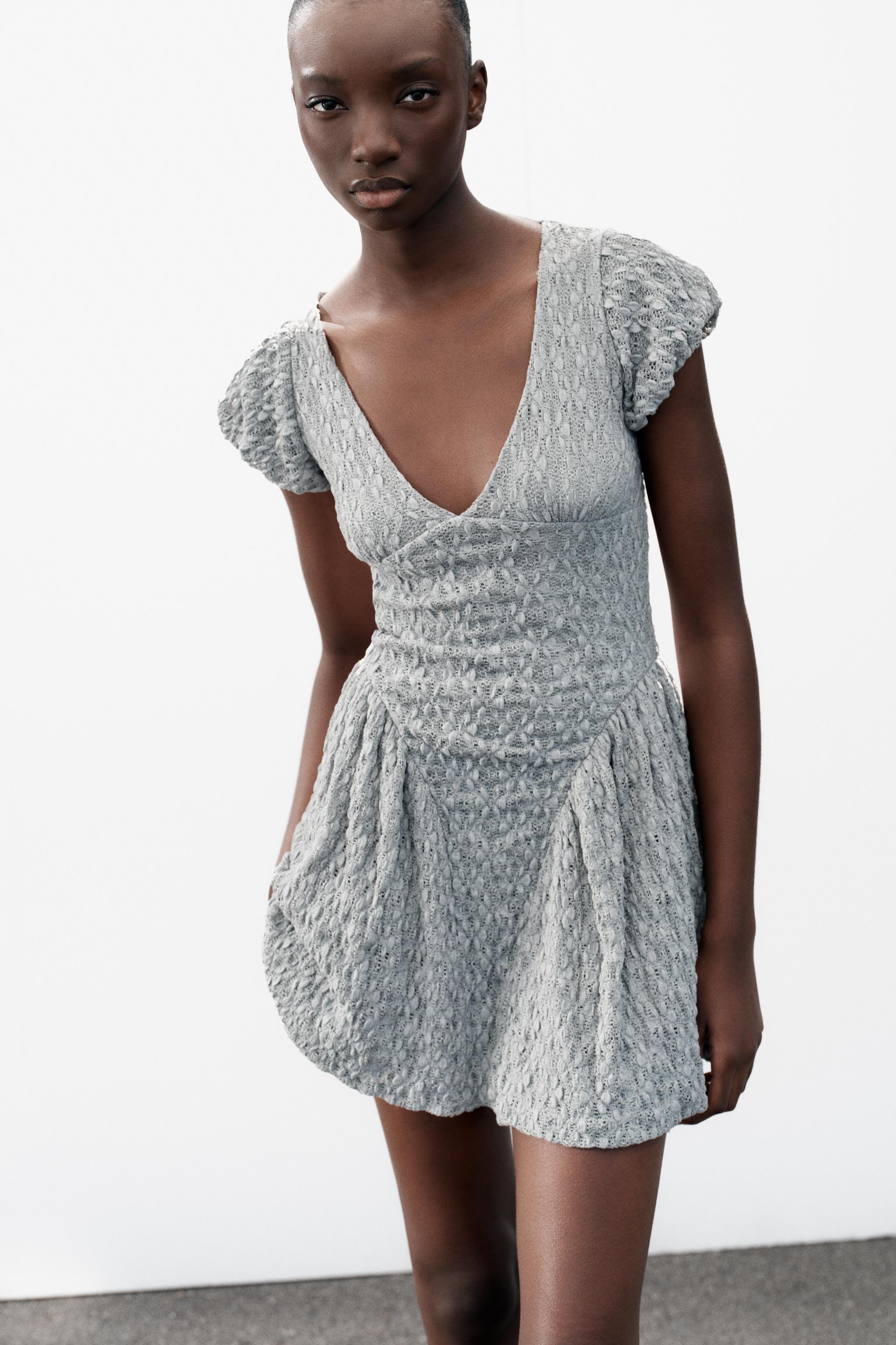 ROBE EN DENTELLE À VOLUME