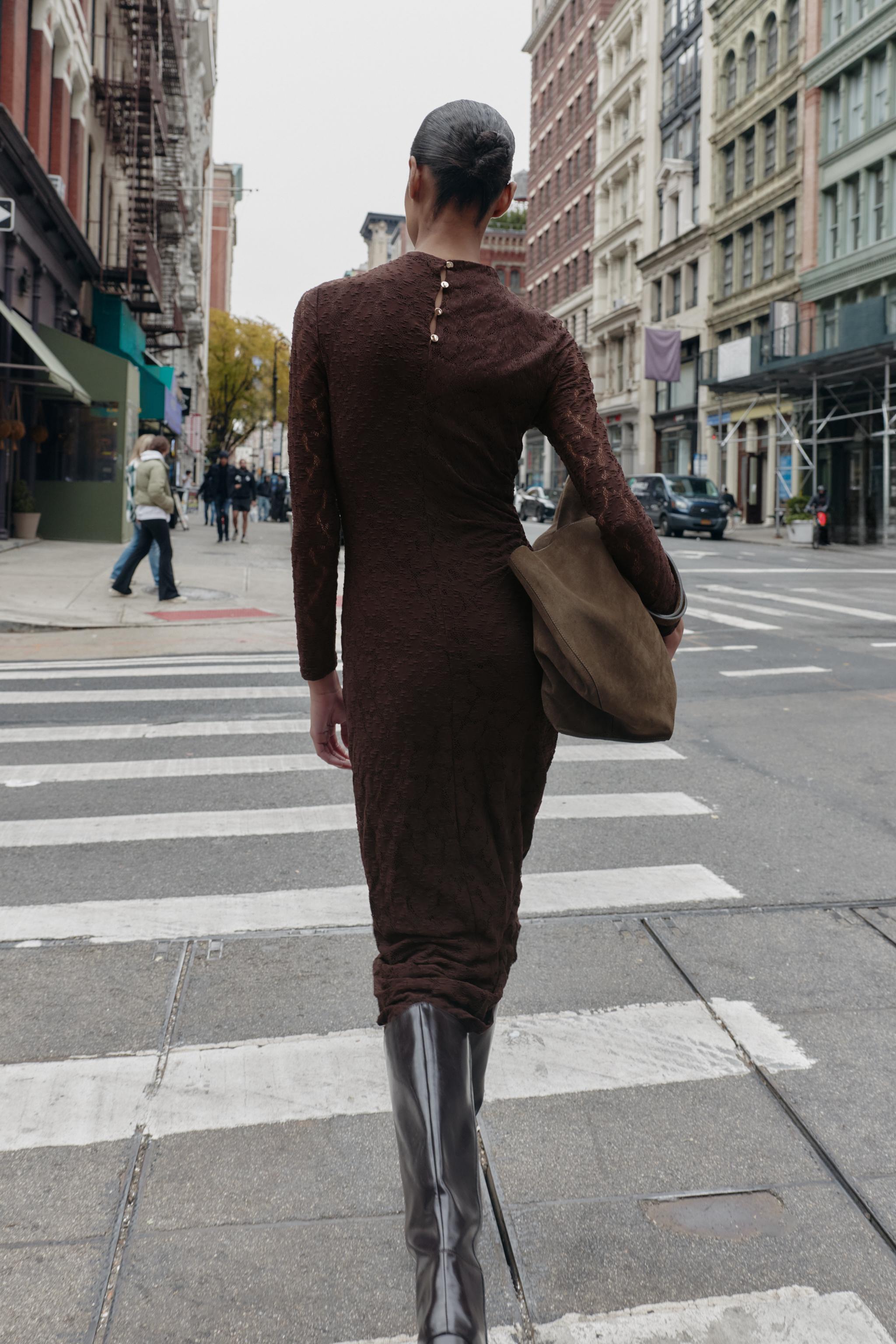 ROBE MI-LONGUE DRAPÉE POINTELLE