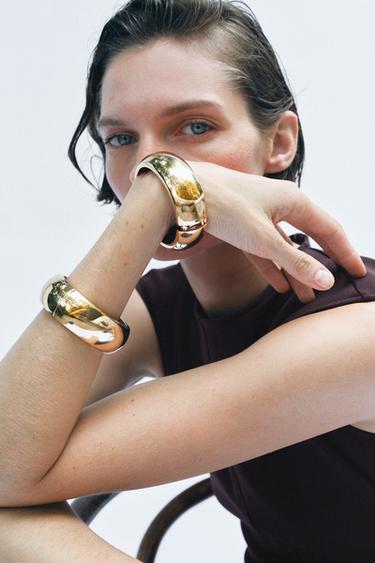 PACK OF 2 EMBOSSED METALLIC BRACELETS - Golden by Zara - Image 1