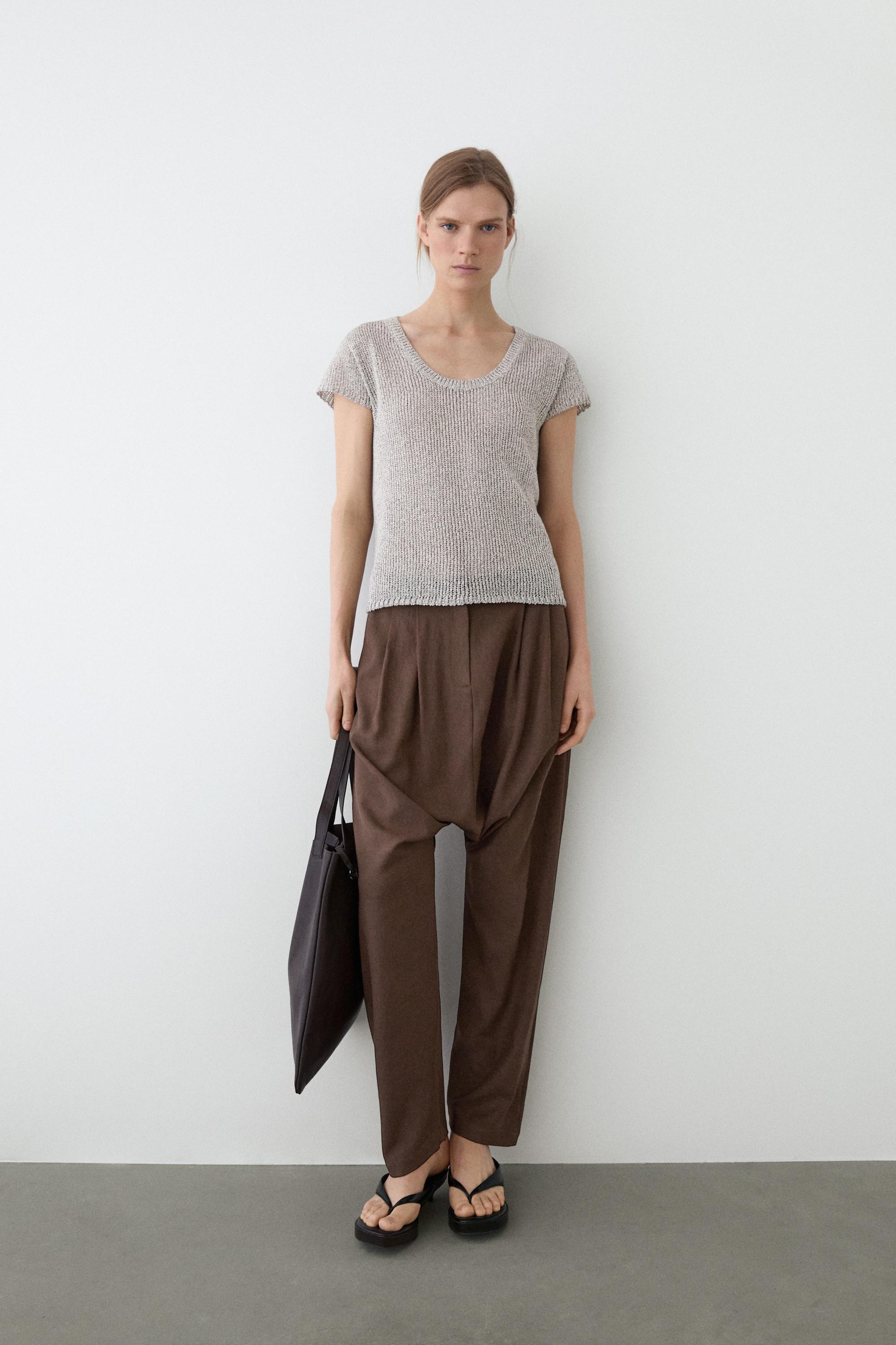 Short sleeve knit sweater with thread detail