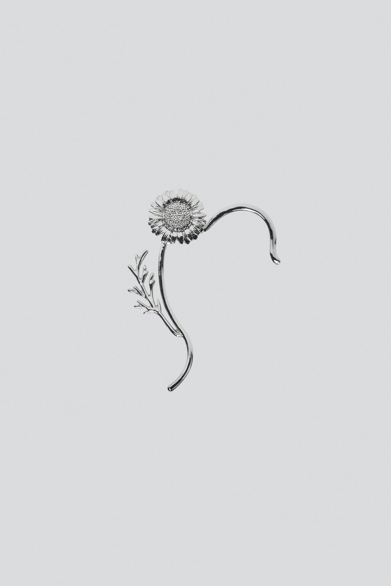 MAXI EMBOSSED FLOWER EARCUFF EARRING — Silver