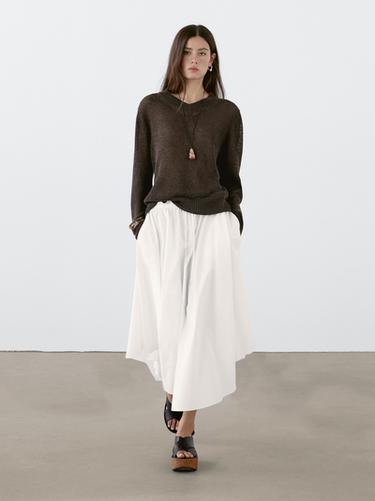 Jersey cuello pico con algodón - Chocolate de Zara