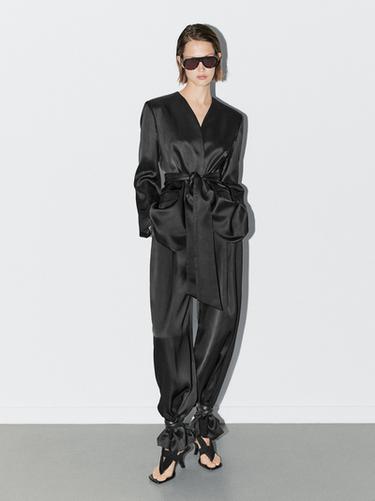 Americana satinada detalle fular - STUDIO - Negro de Zara