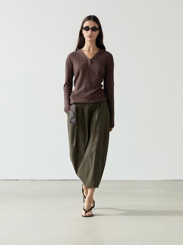 Pull en maille de lin à boutons - Chocolat de Zara