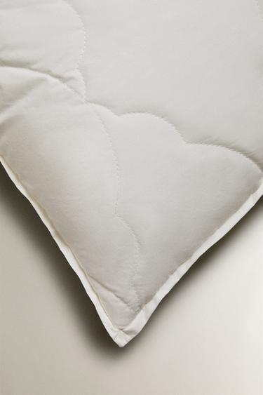 KIDS’ SOFT-TOUCH QUILTED FIBRE PILLOW - Oyster-white by Zara - Image 3