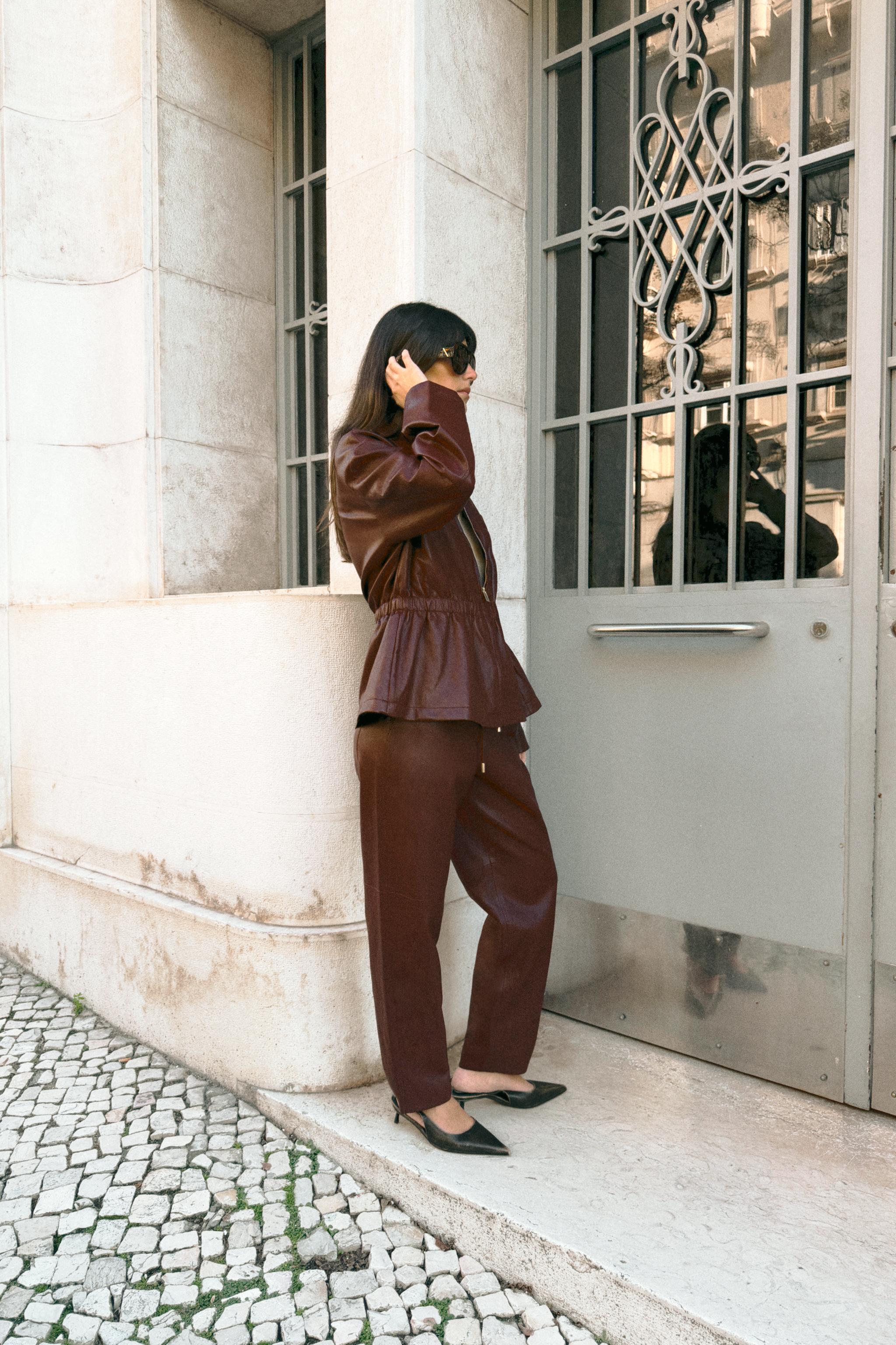 FAUX LEATHER ELASTIC WAIST PANTS — Maroon