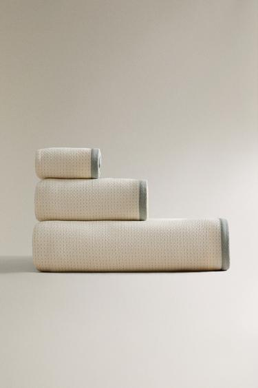 TEXTURED BATH TOWEL WITH TOPSTITCHING - Blue / Green by Zara