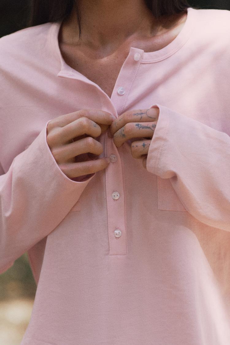 Playera Henley con bolsillos 3