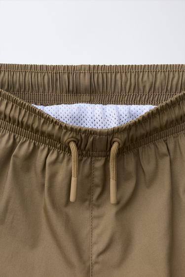 4-14 سنة/ برمودا سباحة مطرزة - كاكي الخاص بـ Zara