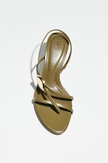 صندل بكعب وأشرطة وقطعة معدنية - أخضر كاكي by Zara