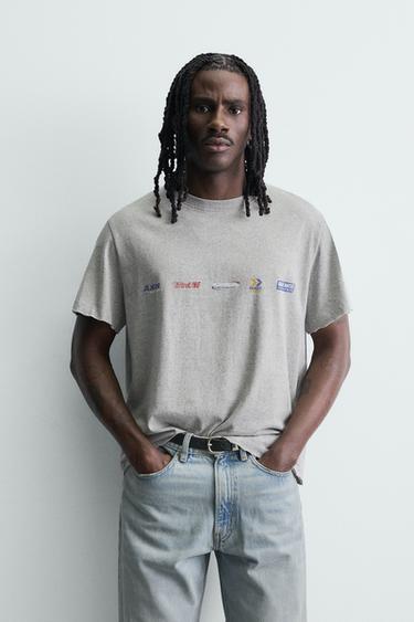 تيشرت مغسول بطبعات صورية - رمادي فيجوريه الخاص بـ Zara