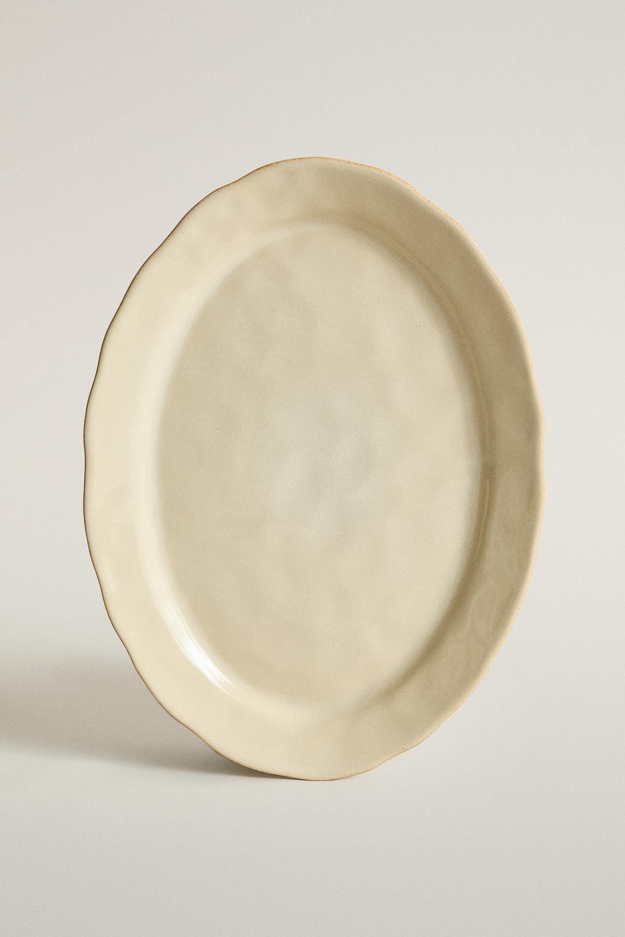 STONEWARE SERVING DISH WITH IRREGULAR EDGE — Cream