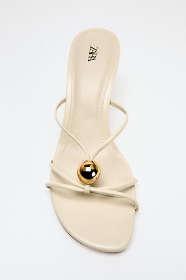 صندل بكعب وتطريز معدني - خَام الخاص بـ Zara