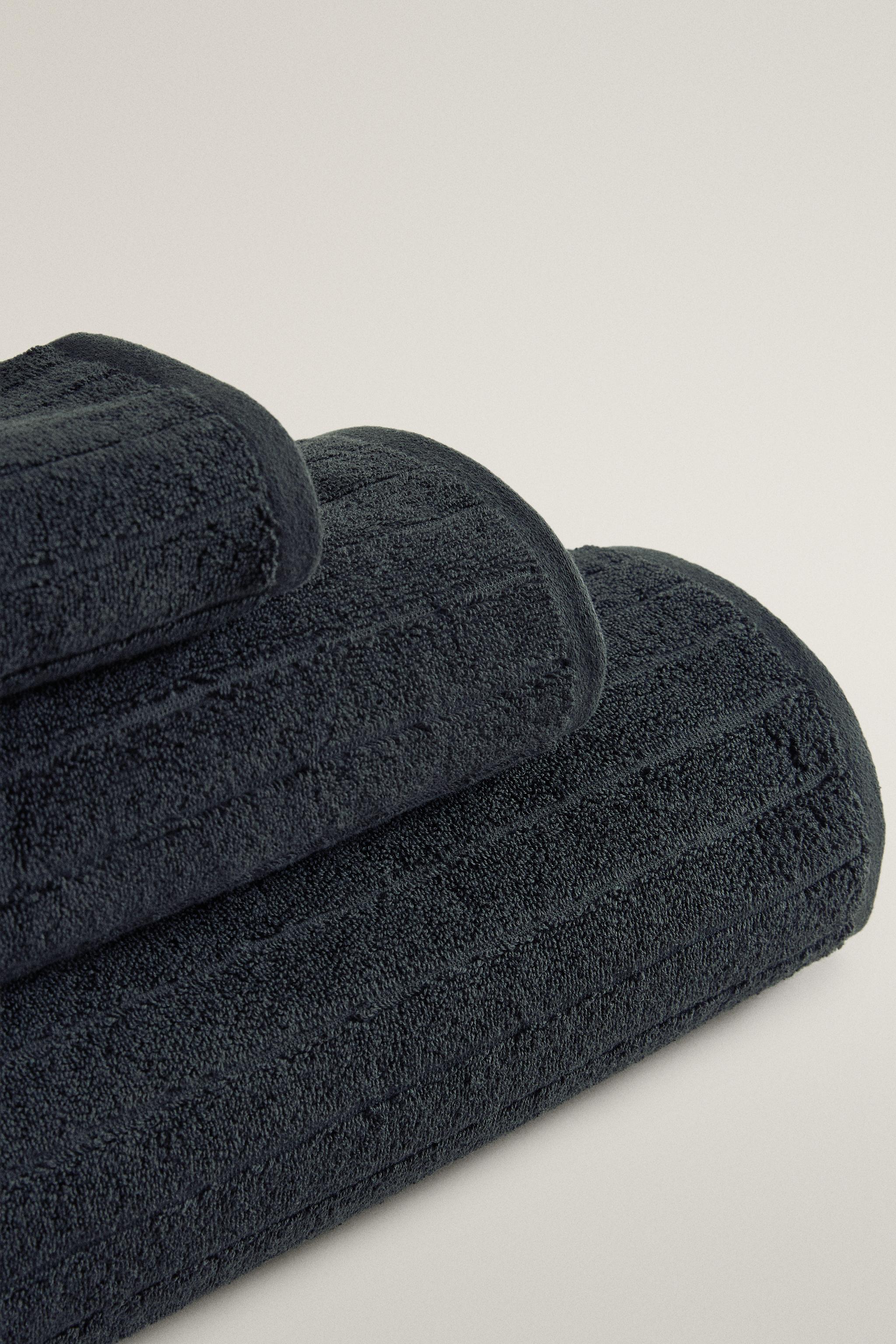 TEXTURED STRIPED BATH TOWEL
