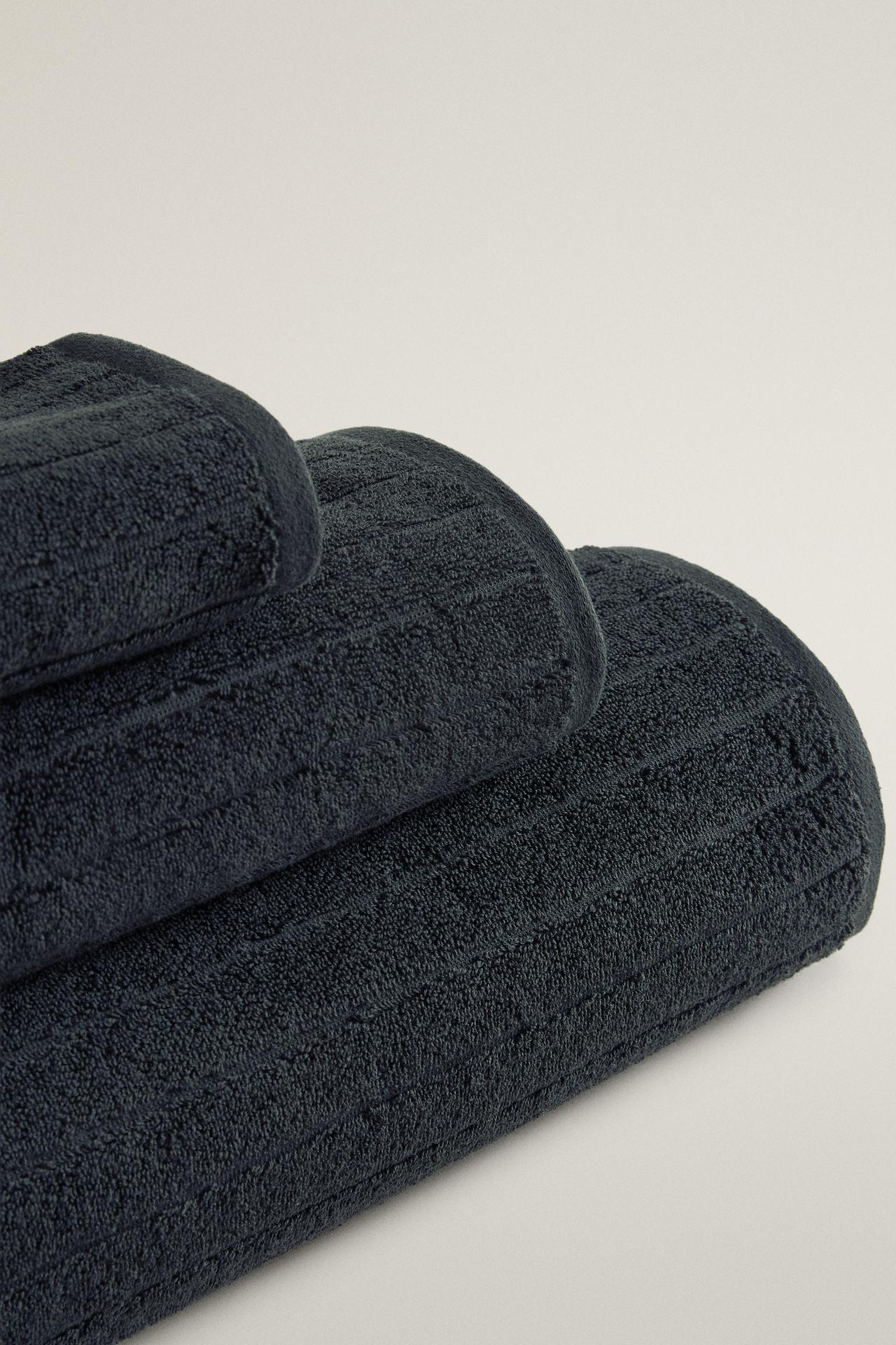 TEXTURED STRIPED BATH TOWEL — MIDNIGHT BLUE