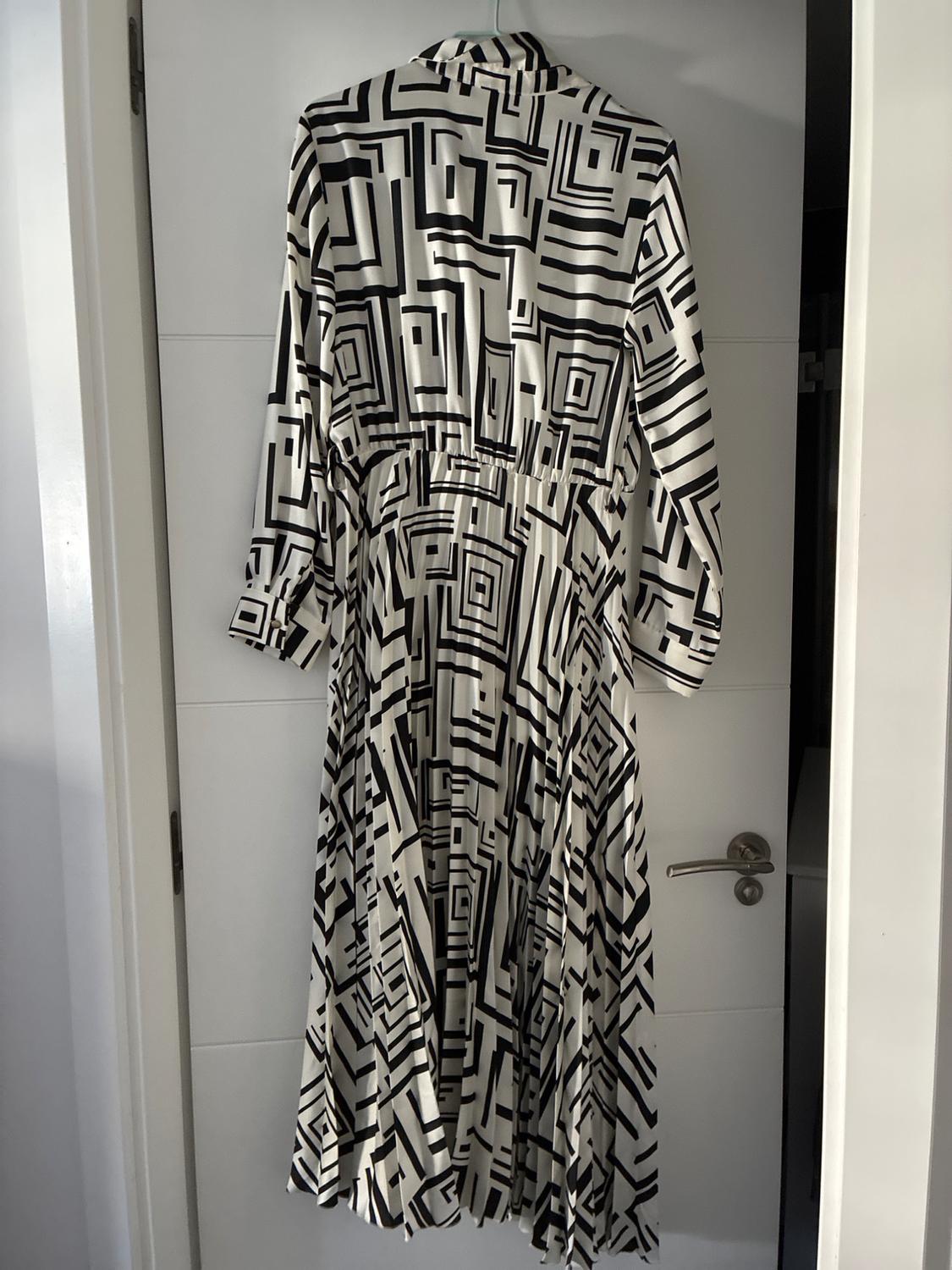 VESTIDO BLANCO Y NEGRO CON FALDA PLISADA MUY VERSÁTIL - Image 3