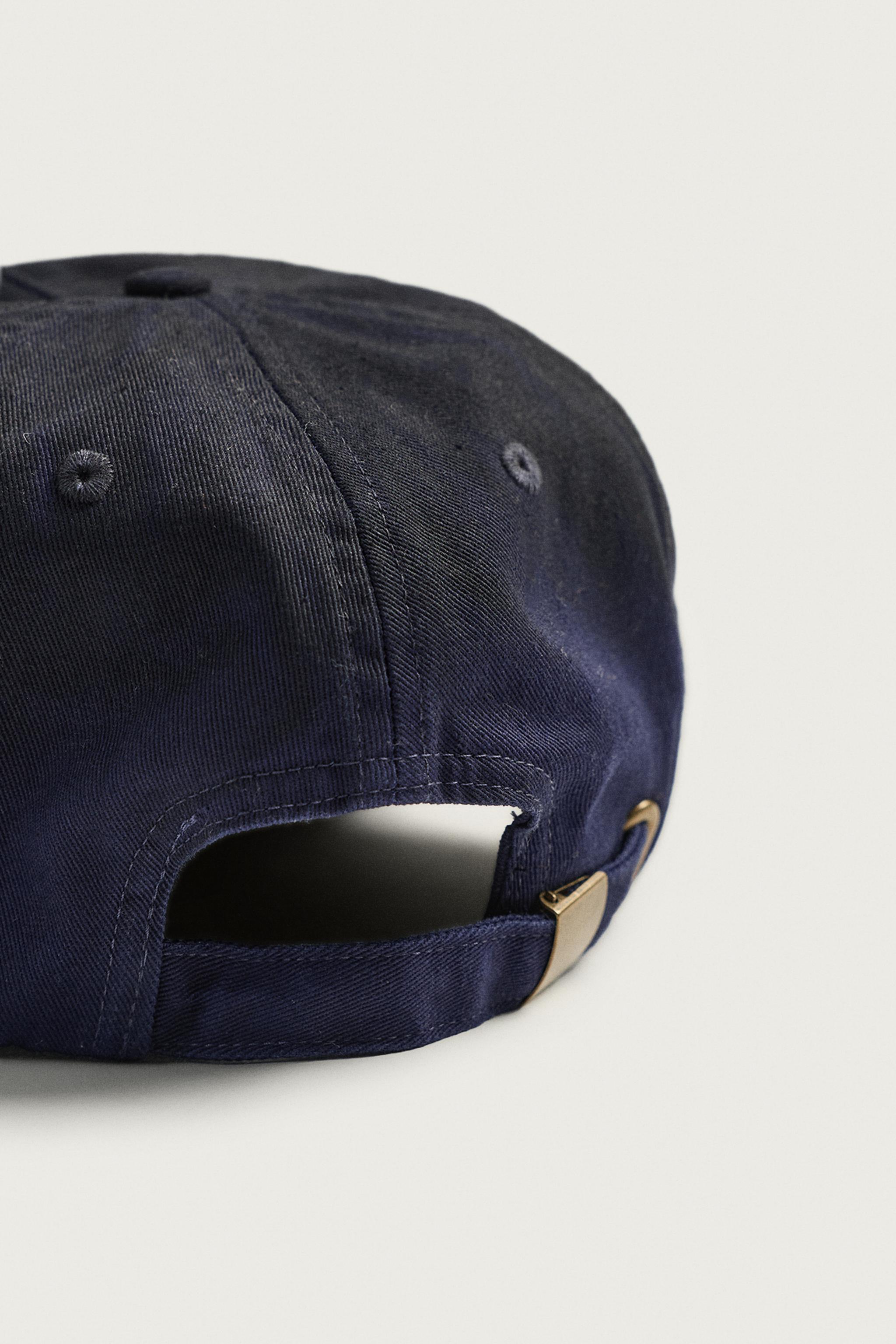 CASQUETTE À INSCRIPTION BRODÉE EN CONTRASTE