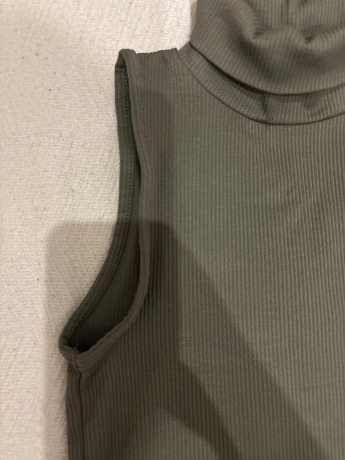 TOP CUELLO VUELTO NEGRO - Image 3