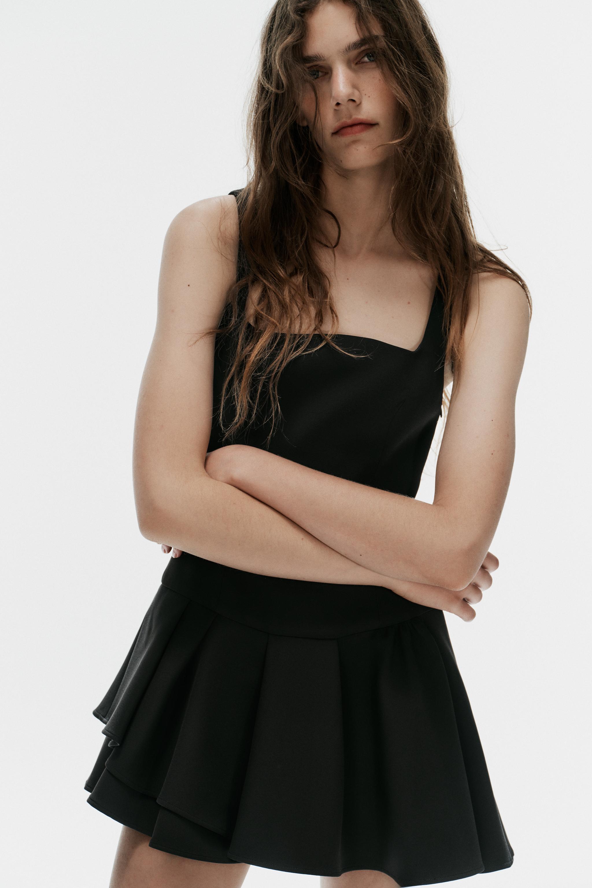 ROBE COURTE À VOLANTS