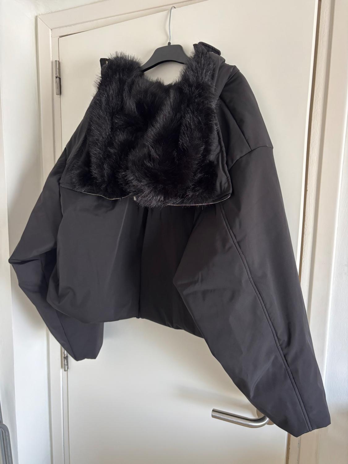 WATER-REPELLENT WINDPROOF QUILTED JACKET WITH FAUX FUR HOOD - Image 4