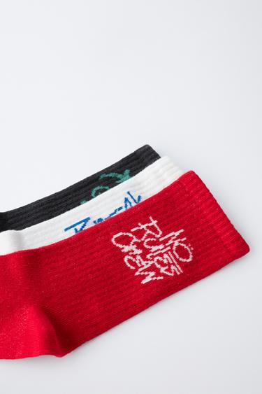 LOT DE TROIS PAIRES DE CHAUSSETTES INSCRIPTION GRAFFITI - Multicolore de Zara - Image 1