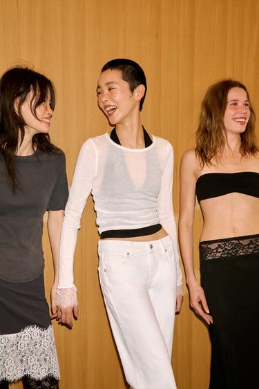 TOP SEMI-TRANSPARENT AVEC POIGNETS EN DENTELLE - Blanc cassé de Zara - Image 2