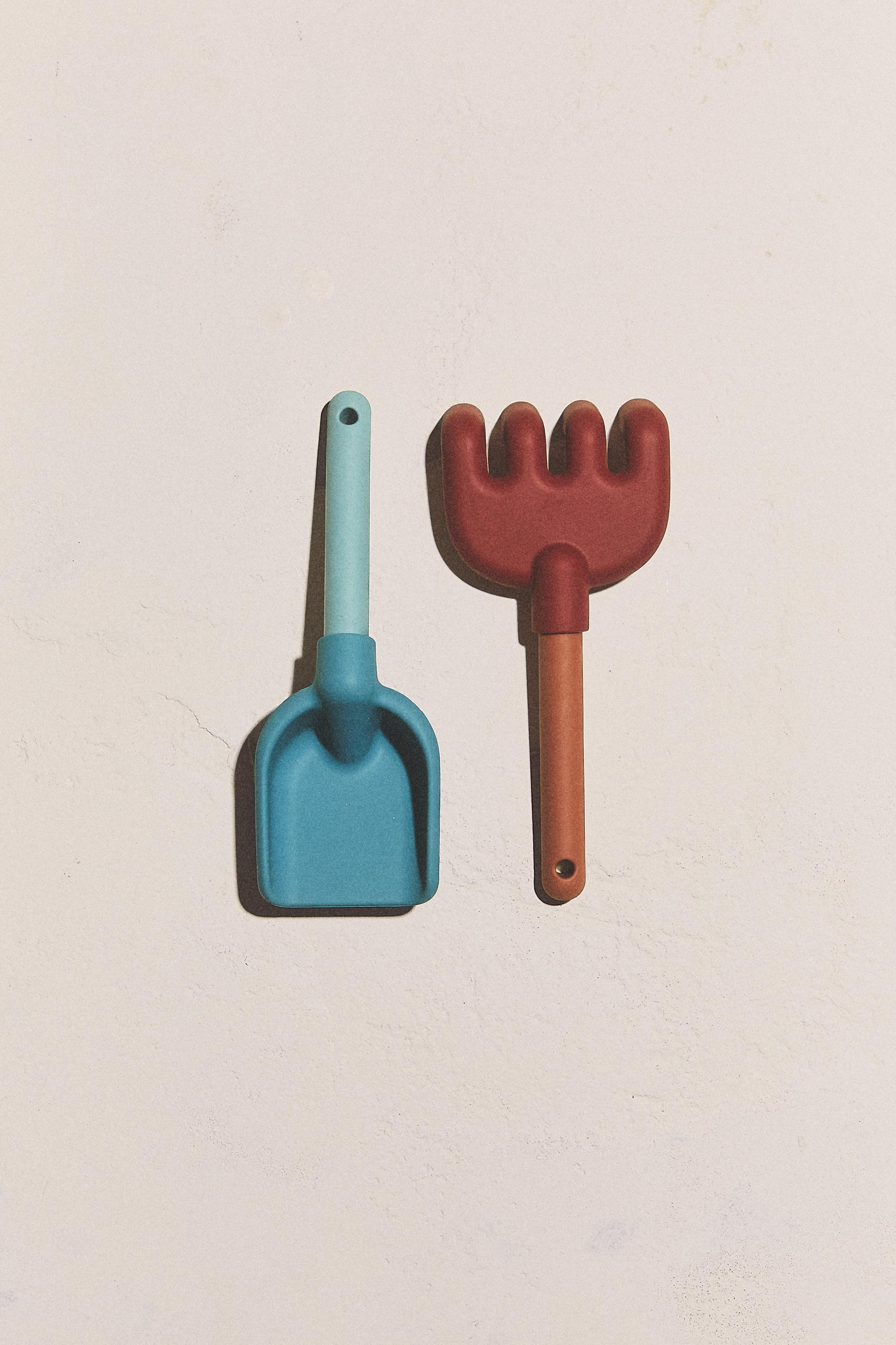 KIDS' SILICONE BEACH SPADE AND RAKE SET (SET OF 2)