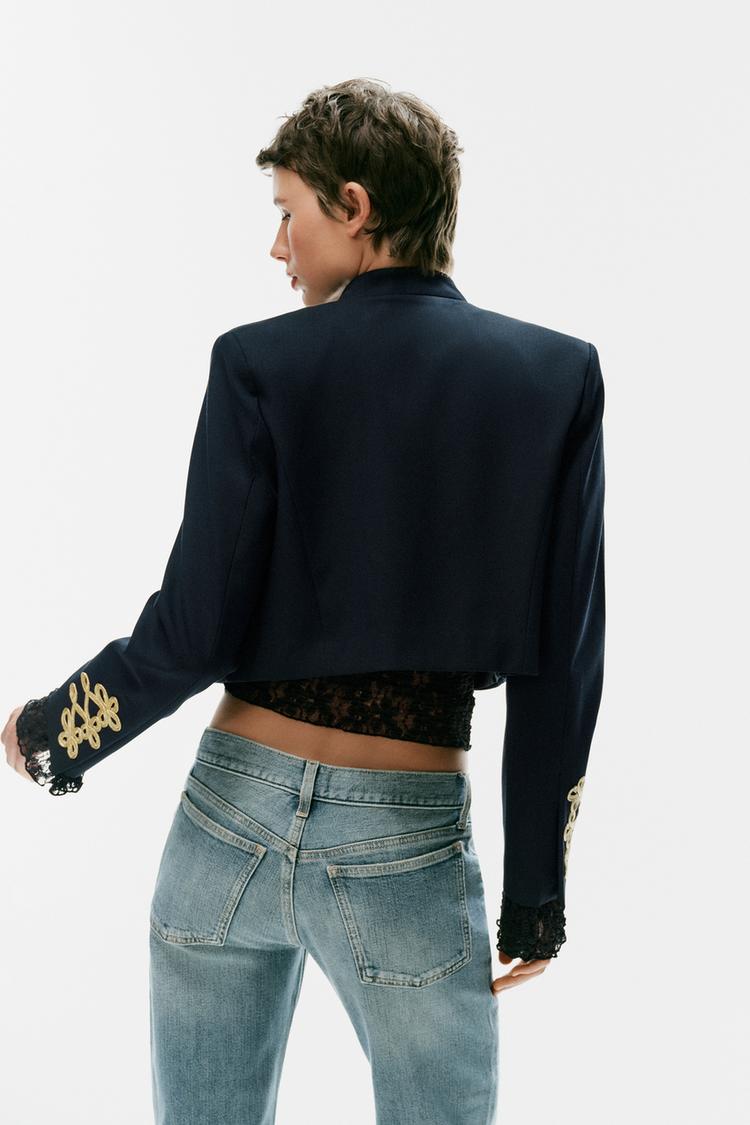 Blazer cropped con cierre de botones 4