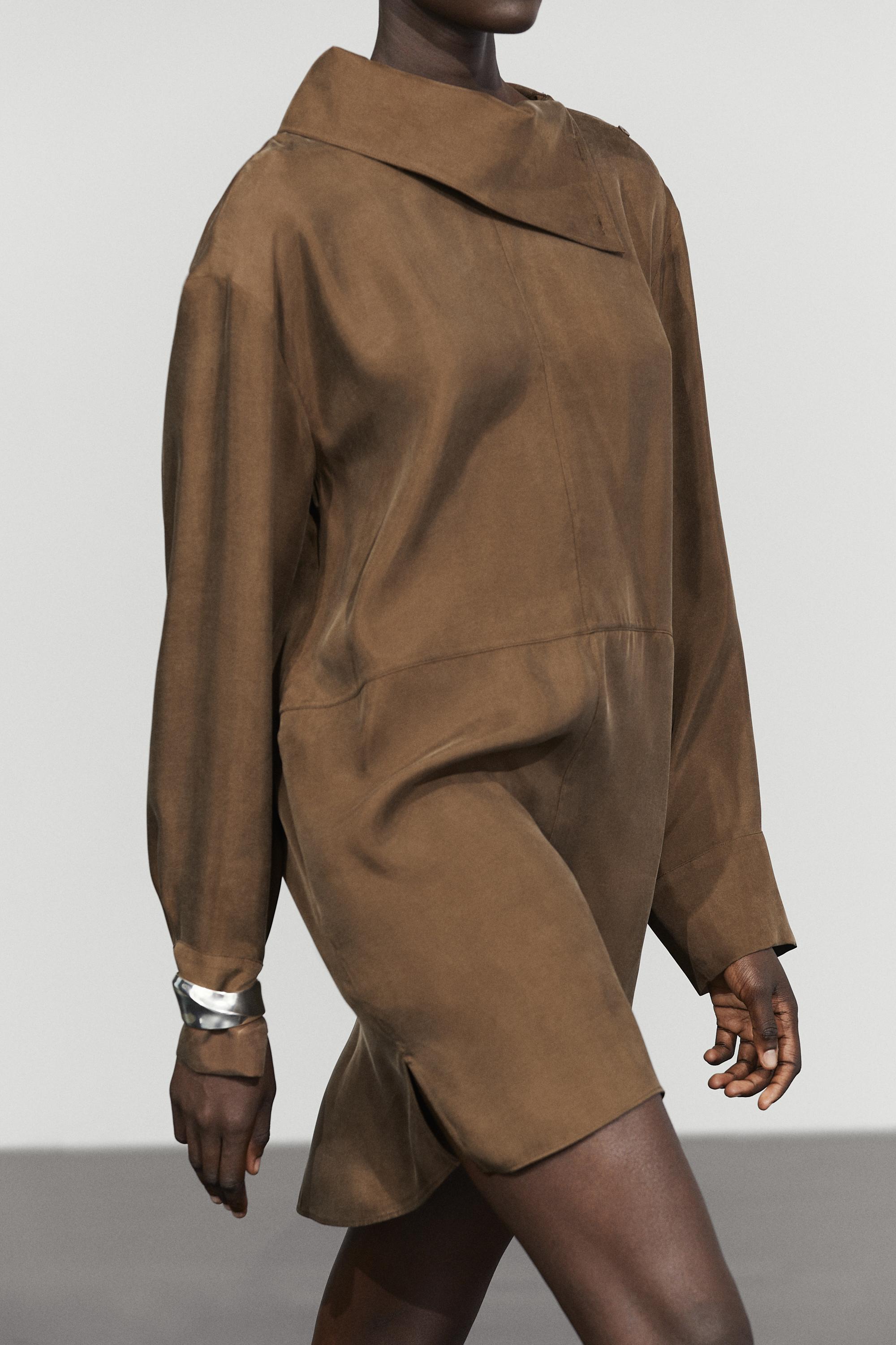 Robe courte fluide à col asymétrique