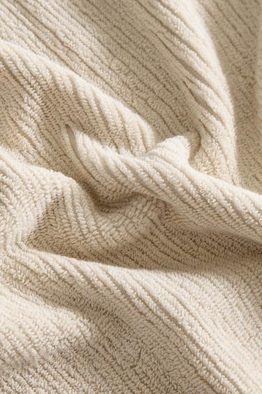 BATH TOWEL WITH TOPSTITCHING - Sand by Zara