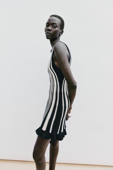 ROBE COURTE EN MAILLE À RAYURES - Blanc / Noir de Zara - Image 2