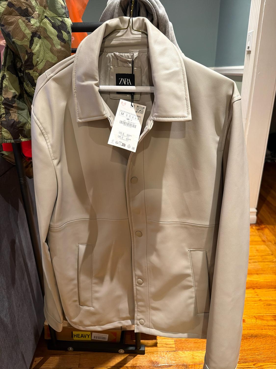Beige jacket from zara with snap buttons and pockets. Price tag: US $ 69.90, UK £ 49.99.