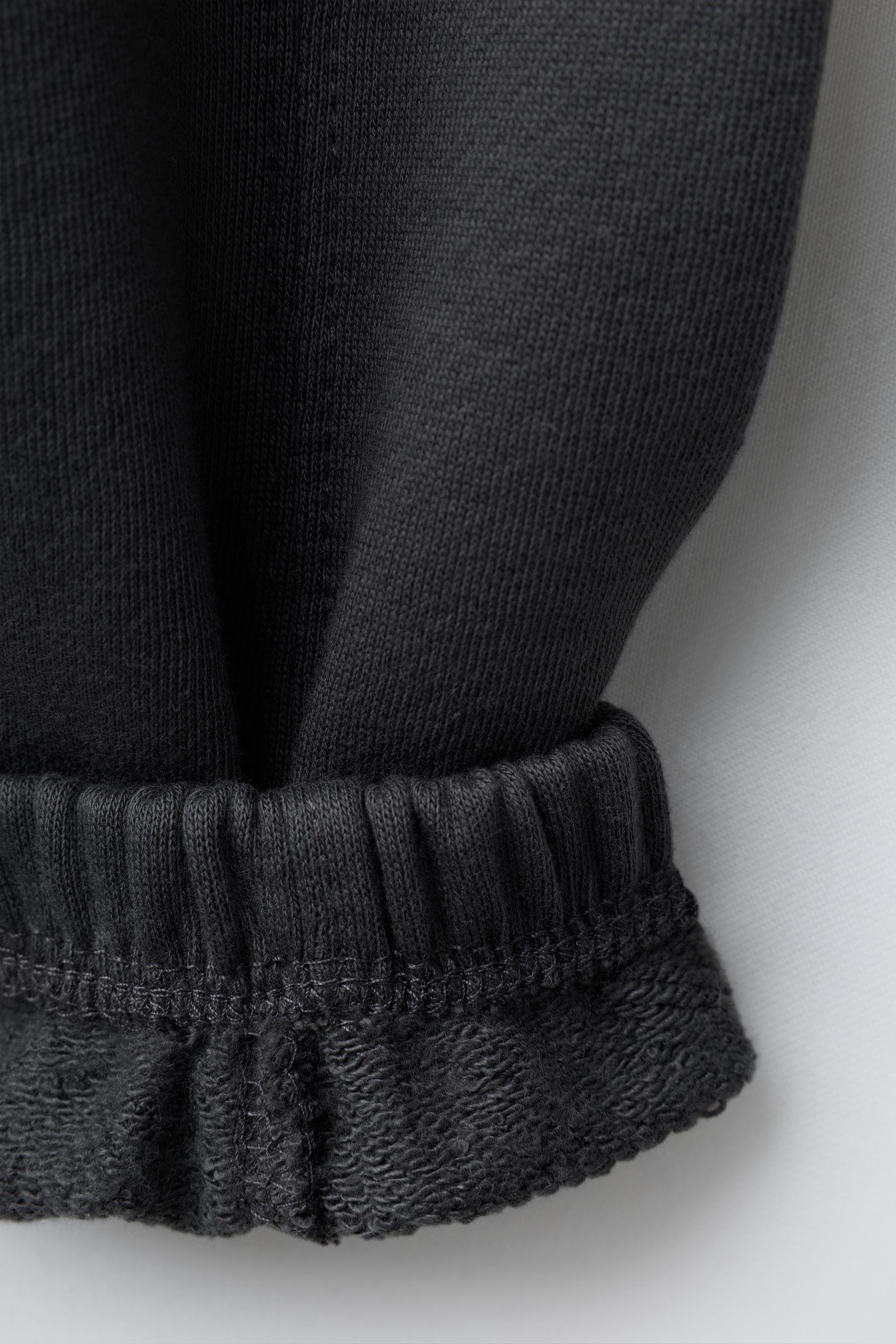 PANTALON JOGGER EN MOLLETON AVEC ÉTIQUETTE