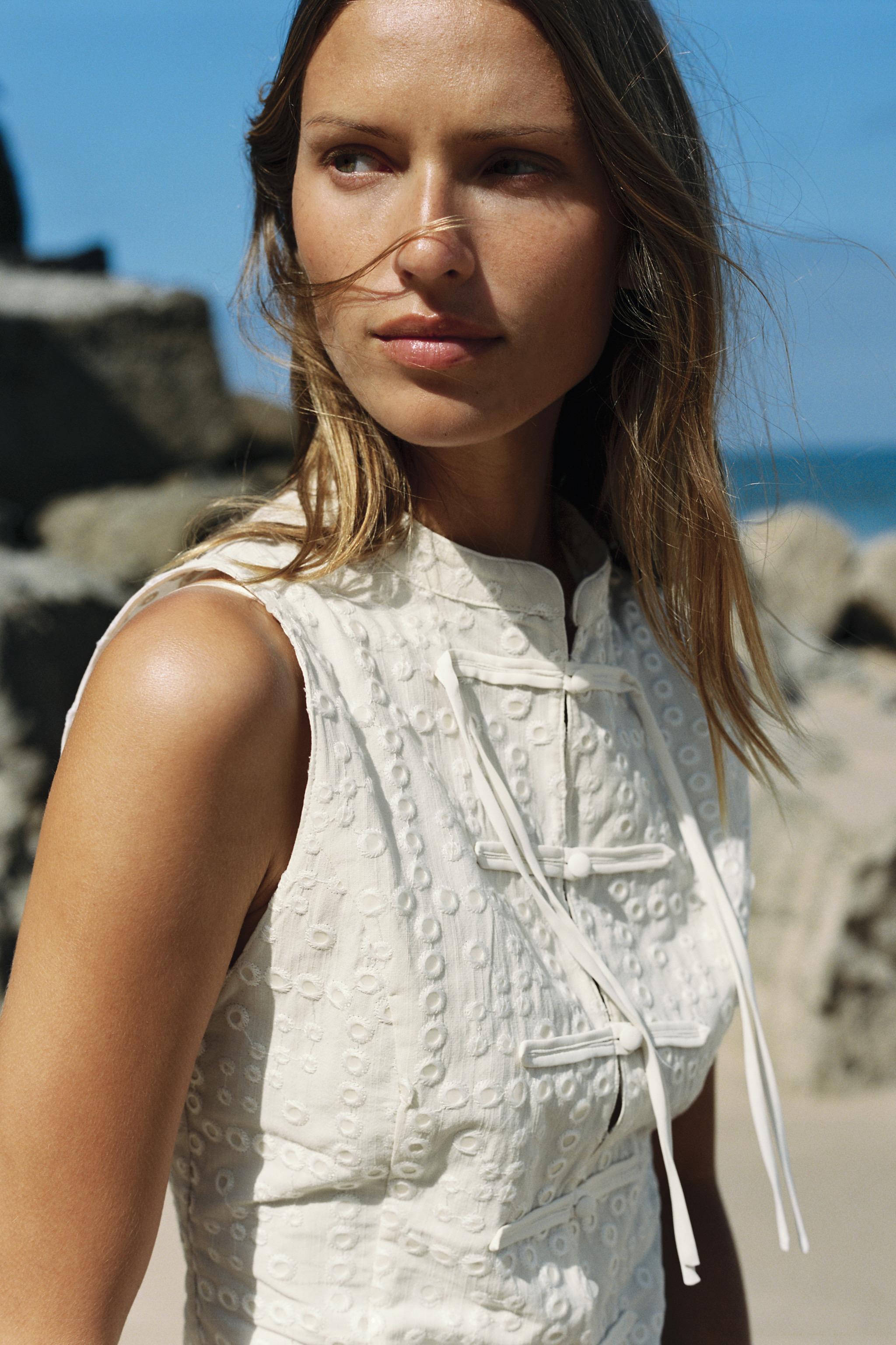 Женские рубашки Zara EMBROIDERED EYELET TOP WITH FROG FASTENING — фото 3