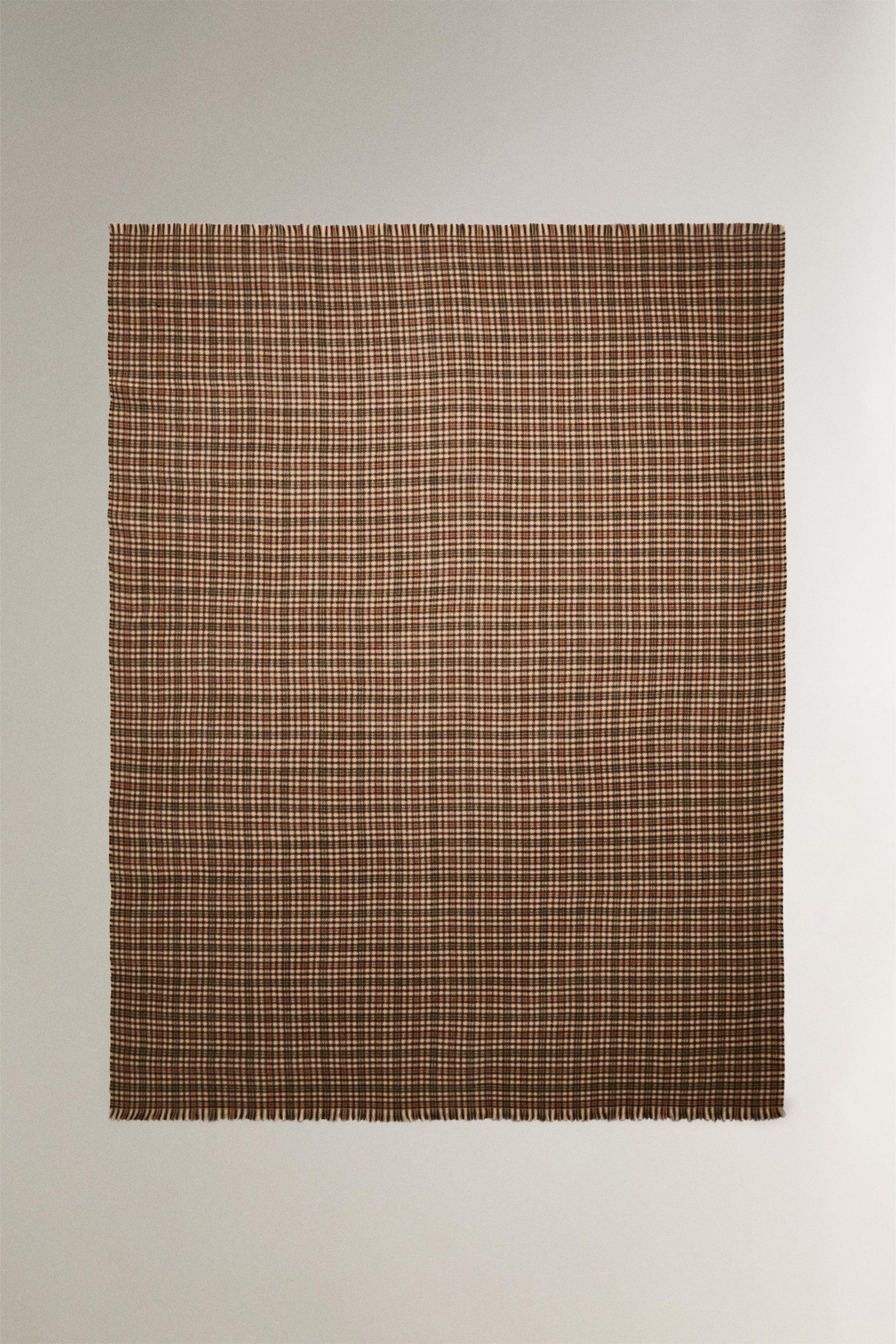 PLAID BLANKET WITH FRINGE