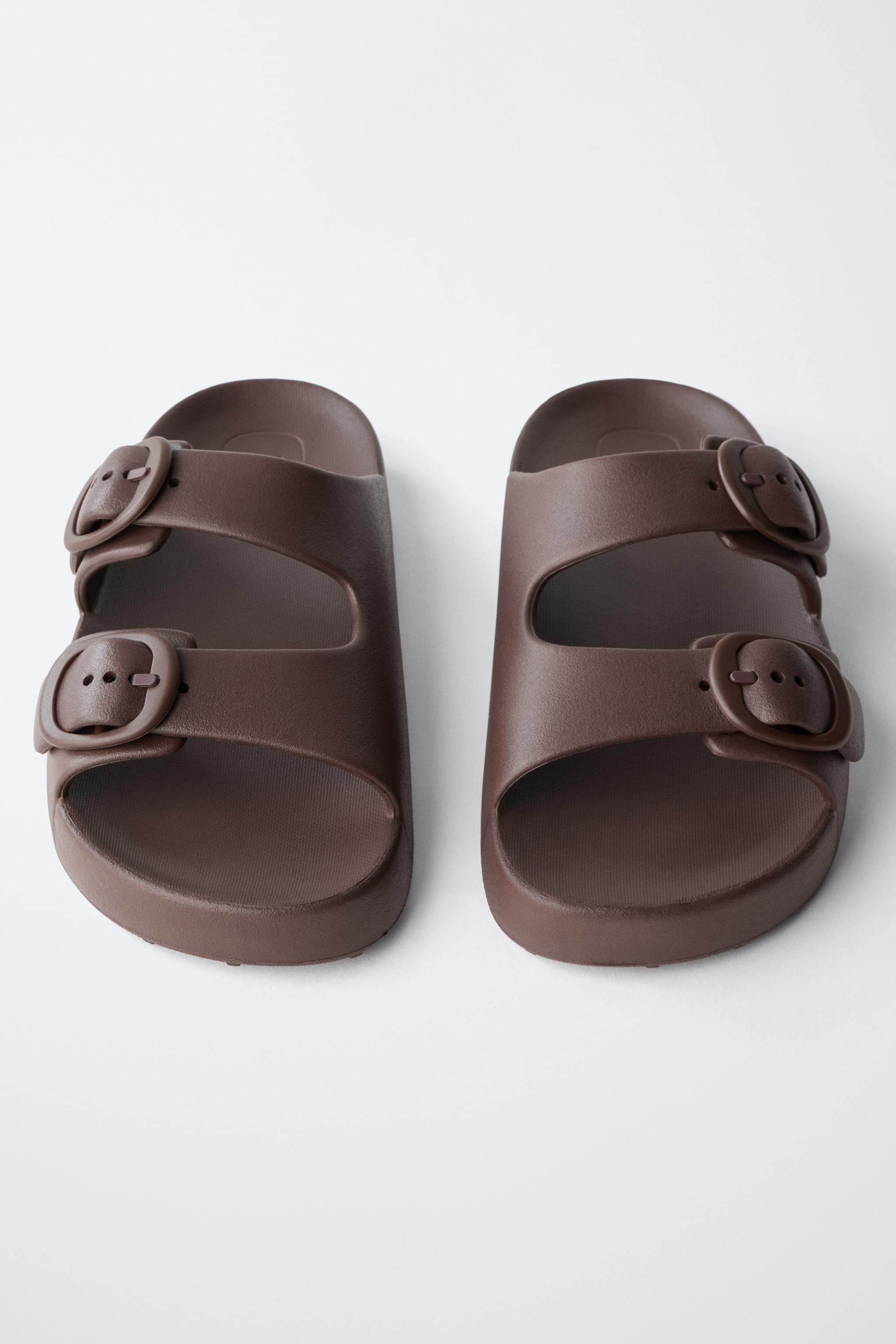 RUBBERIZED BUCKLED SANDALS