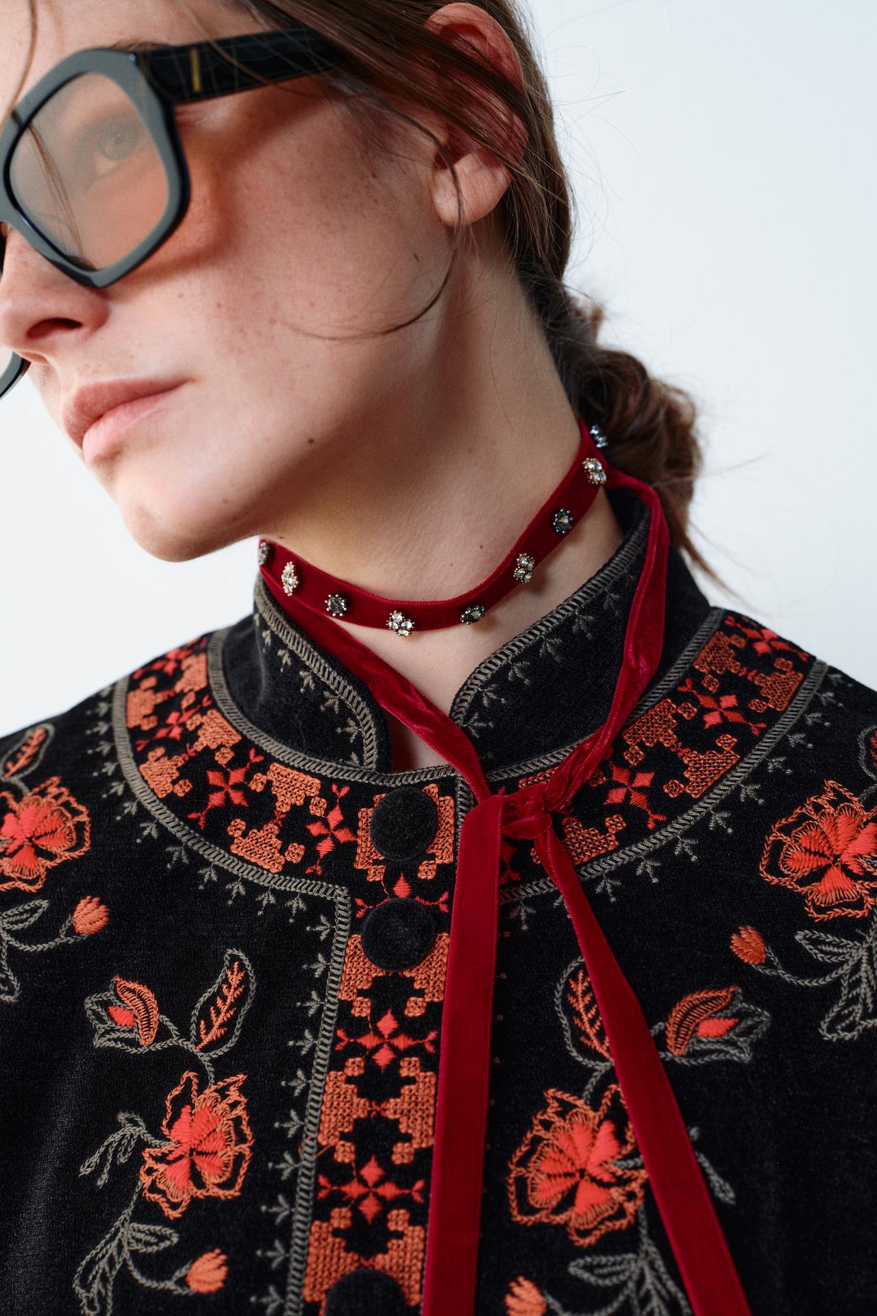 VELVET RHINESTONE CHOKER — Dark red