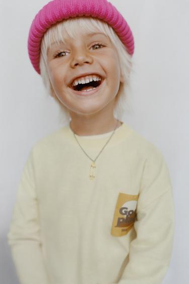 تيشرت بطبعة وبطاقة - أصفر فاتح الخاص بـ Zara