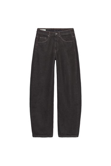 Front view of chocolate high-waisted jeans with five pockets and front zip and button fastening.