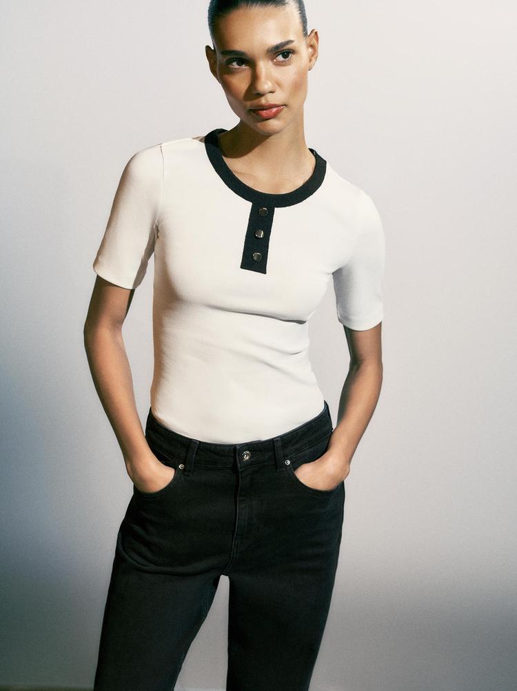 CONTRAST BUTTON T-SHIRT