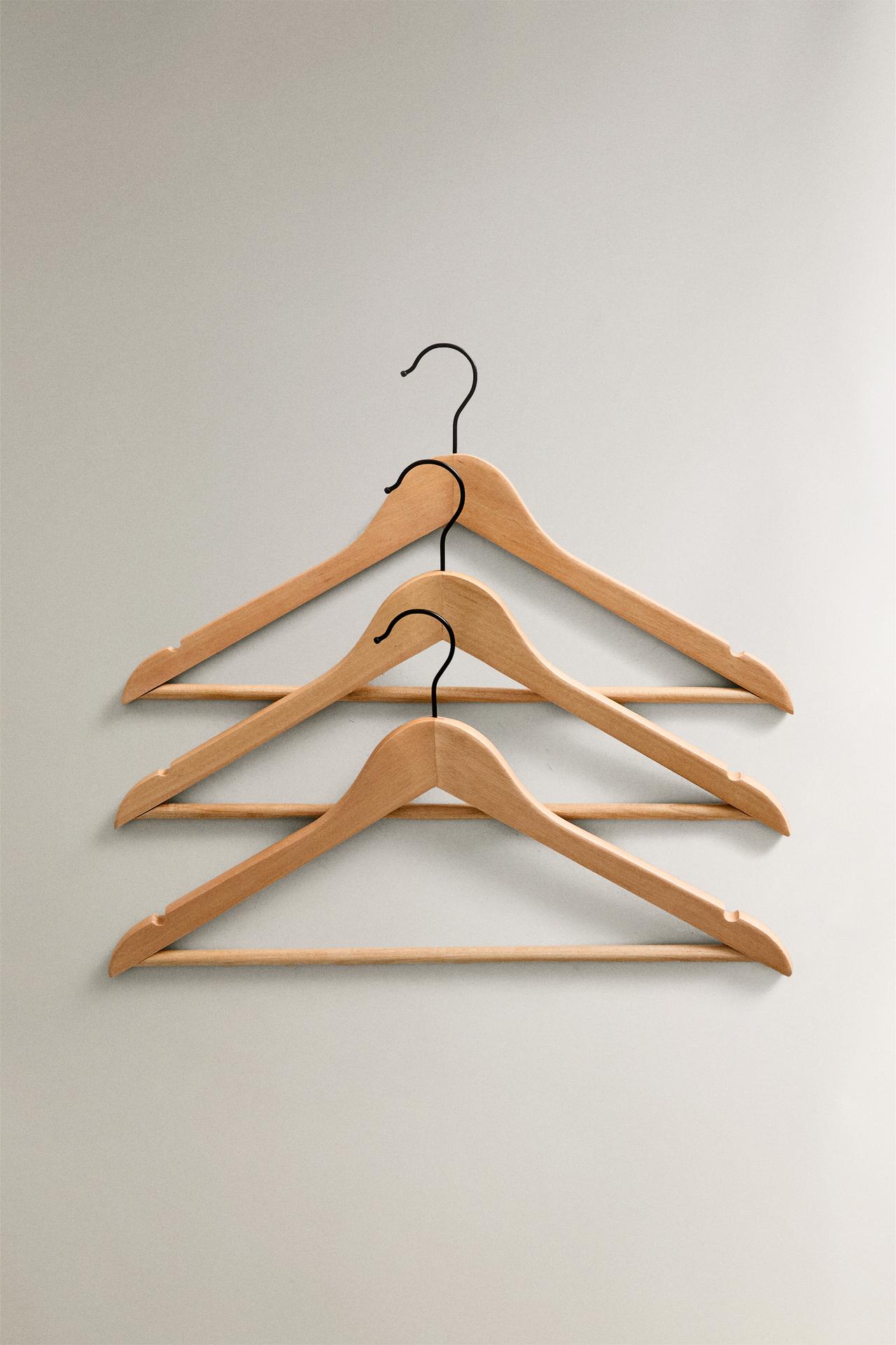 LACQUERED WOODEN HANGER (SET OF 3) — Light beige