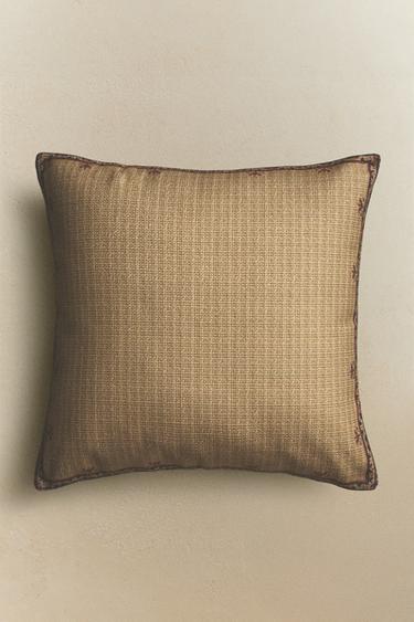CUSHION COVER WITH FLORAL DETAIL - Light beige by Zara