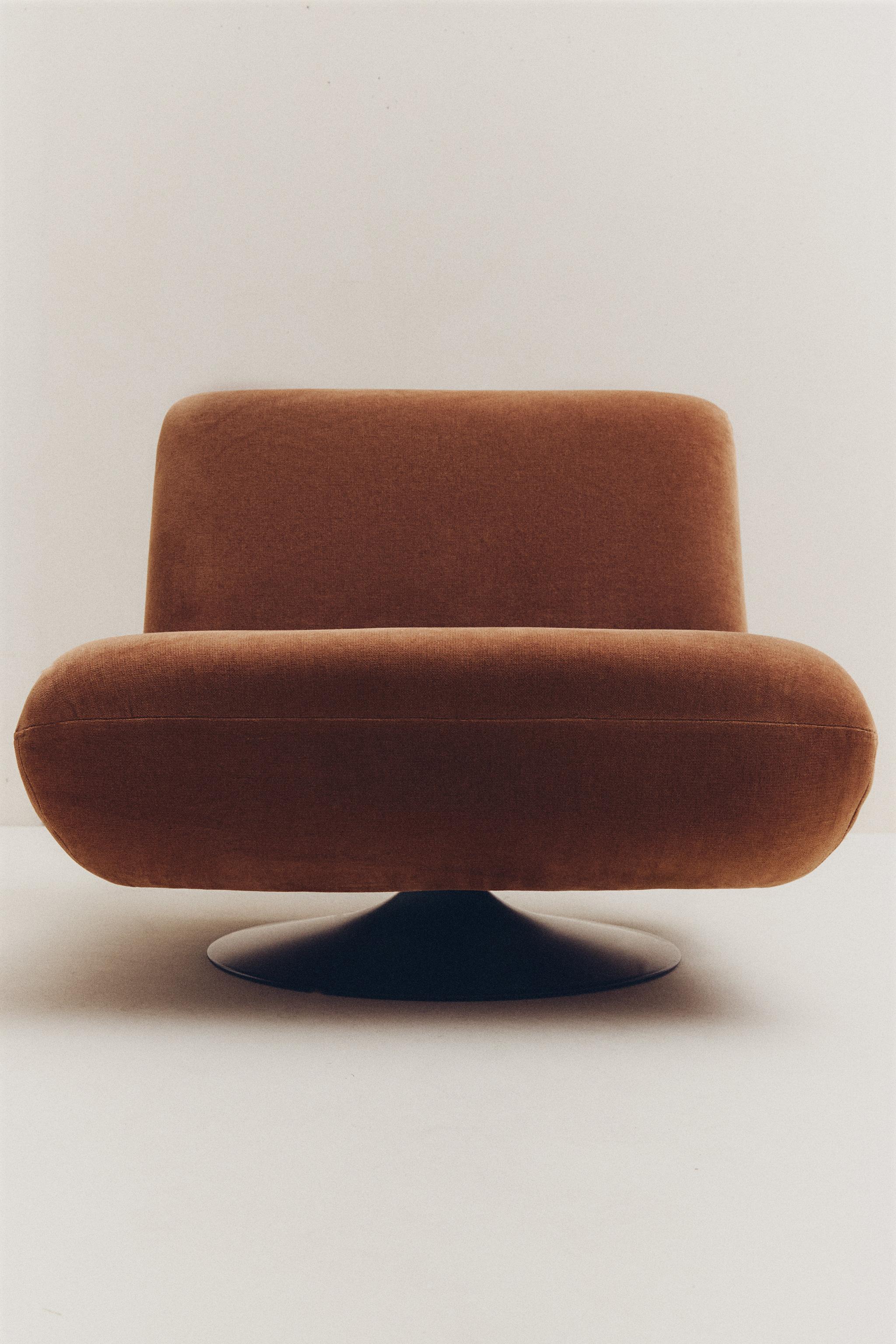 SWIVEL VELVET ACCENT CHAIR