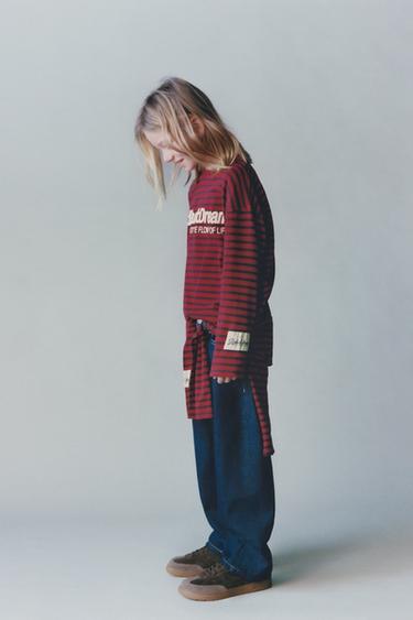 T-SHIRT À RAYURES AVEC INSCRIPTION - Rouge foncé de Zara