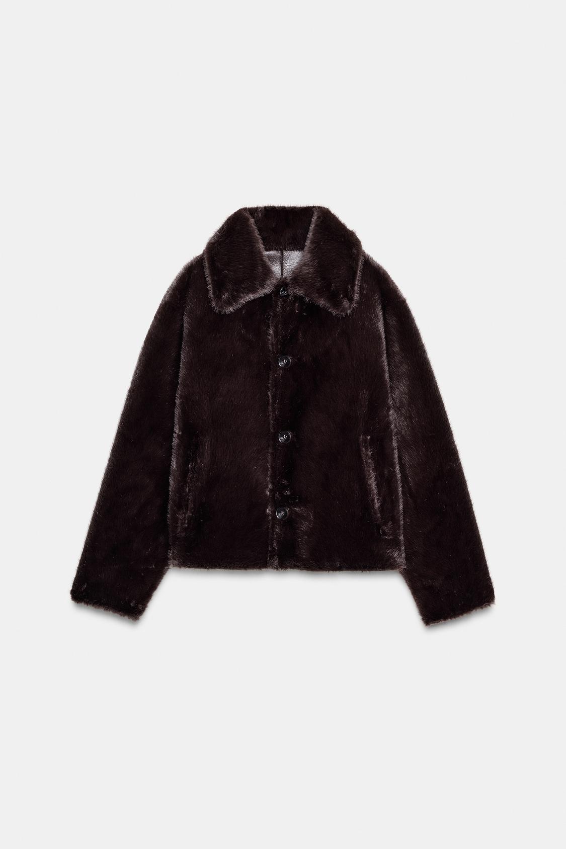 Sprednji pogled na rjavo jakno z usnjenim videzom, s srajčnim ovratnikom, dolgimi rokavi in sprednjimi žepi z dvojnim robom. Zapenjanje na gumbe.